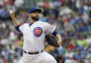 Tyler Chatwood, abridor de los Cachorros de Chicago, hace un lanzamiento en la primera entrada del juego ante los Cardenales de San Luis, el sábado 21 de julio de 2018 (AP Foto/Charles Rex Arbogast)