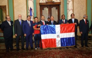 Presidente Danilo Medina entrega Bandera Dominicana a los atletas que representarán al país en los Juegos Centroamericanos 2018.