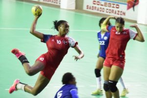 Durante el juego del equipo dominicano de balonmano femenino en que obtuvo el oro en Centroamericanos.