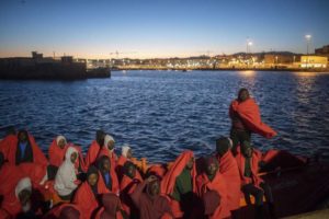 En esta fotografía tomada el viernes 27 de julio de 2018 se muestra a unos migrantes a bordo de un barco del Servicio de Rescate Marítimo de España, en el puerto español de Tarifa. (AP Foto/Marcos Moreno)