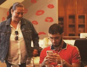 Anuel junto a su madre