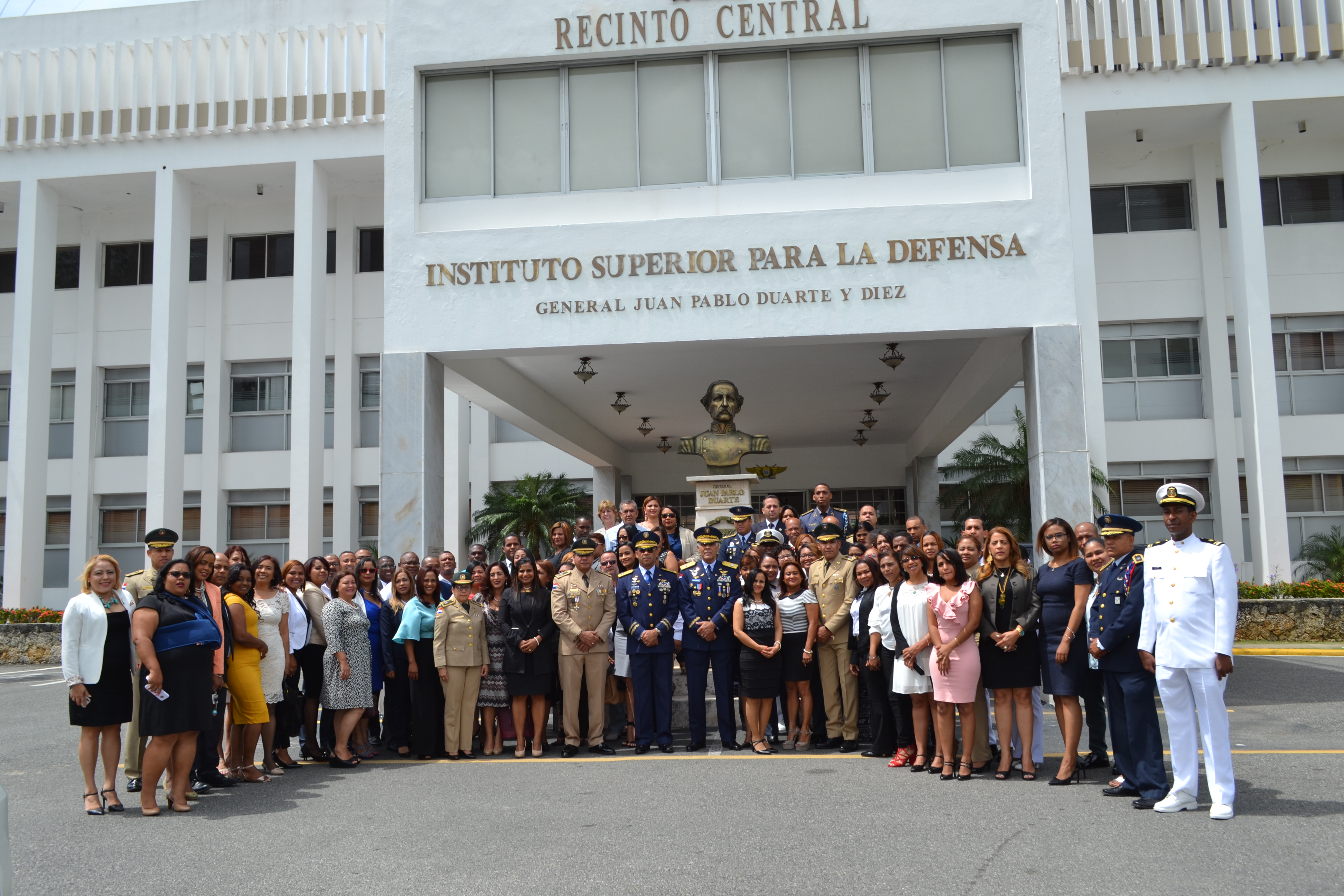 Directivos y graduados del Diplomado Especializado en Derechos Humanos y Derecho Internacional Humanitario