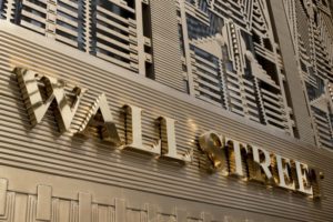 Letrero de Wall Street en Nueva York. (AP Foto/Mark Lennihan, Archivo)