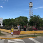 El parque público de Montecristi y, de fondo, el emblemático reloj de esta provincia.