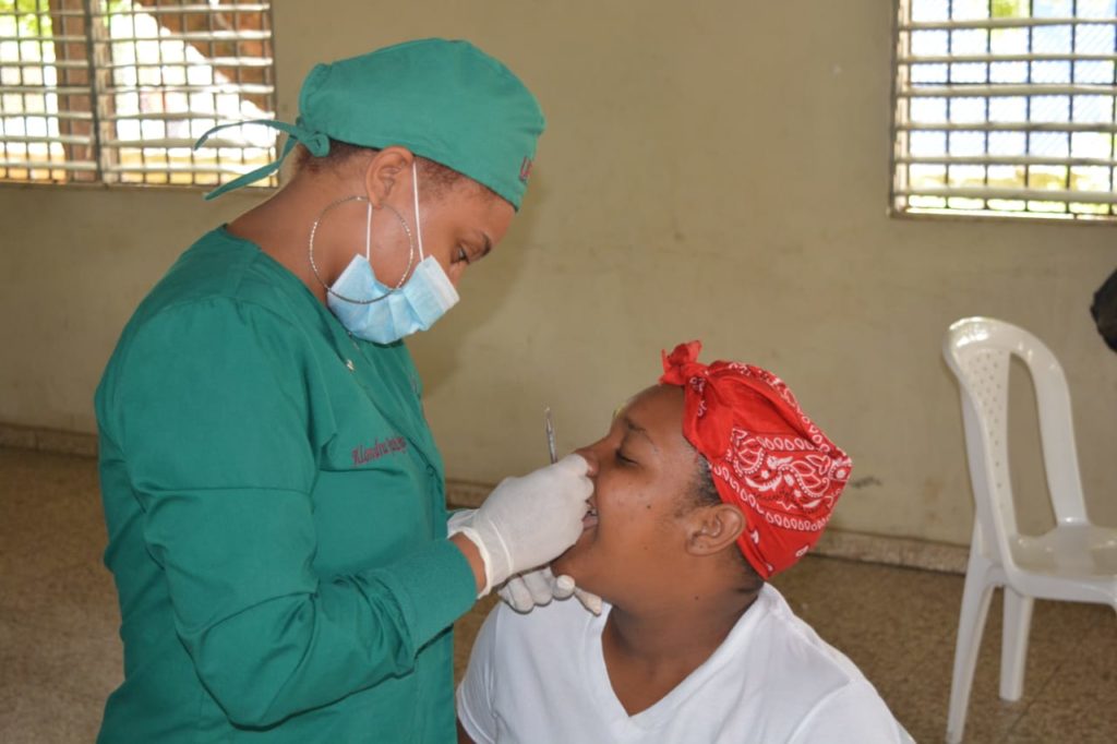 Una ciudadana recibe servicio odontológico durante operativo