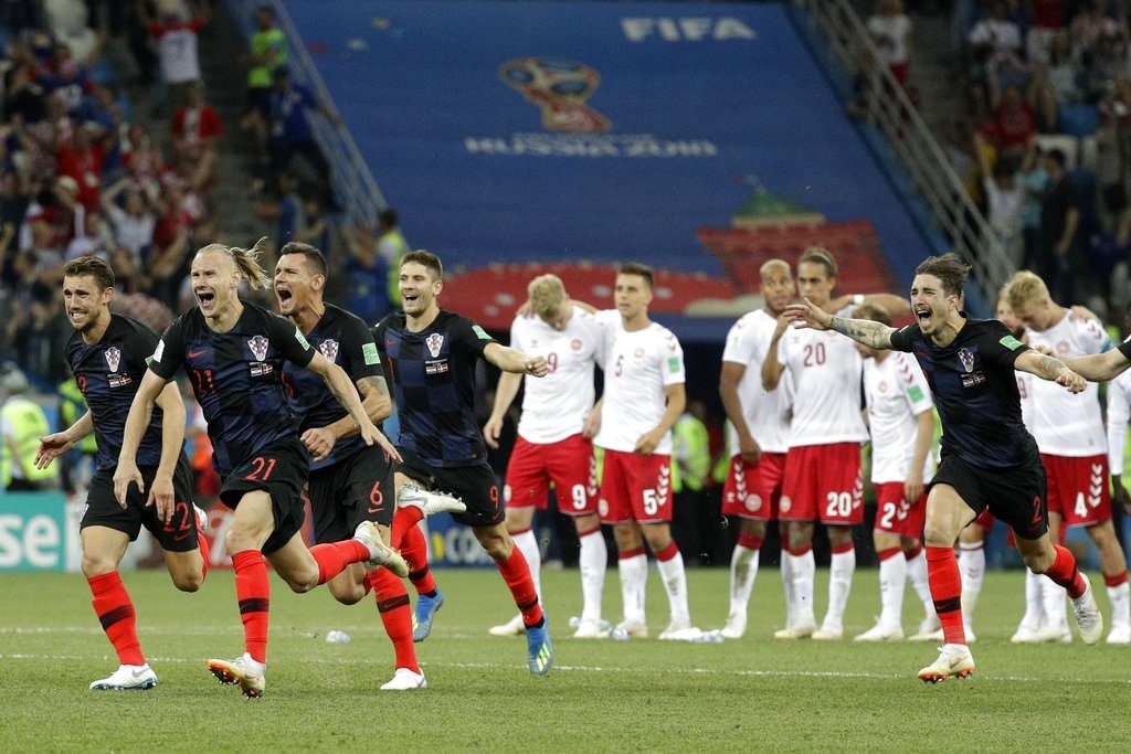 Los jugadores de la selección de Croacia corren para festejar tras la tanda de penales que les dio el triunfo sobre Dinamarca en los octavos de final de la Copa del Mundo, el domingo 1 de julio de 2018, en Nizhny Nóvgorod, Rusia (AP Foto/Gregorio Borgia)