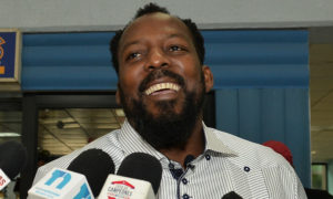 Vladimir Guerrero en el aeropuerto. Foto Henry Santiago. Archivo