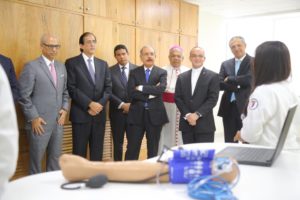 El presidente Danilo Medina recorre el moderno edificio de la PUCMM