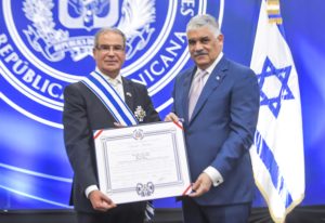 El canciller Miguel Vargas (derecha) y el embajador de Israel ante el Gobierno dominicano, Daniel Saban.