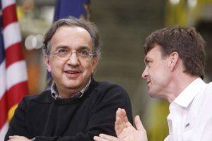 ARCHIVO- En esta fotografía del 21 de mayo de 2010 se muestra al director ejecutivo de Fiat Chrysler Sergio Marchionne, izquierda, junto al CEO de Jeep Mike Manley, en Detroit. (AP Foto/Carlos Osorio, Archivo)