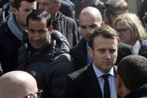 ARCHIVO- En esta fotografía del miércoles 26 de abril de 2017 se muestra al presidente francés Emmanuel Macron, derecha, acompañado por su guardaespaldas, Alexandre Benalla, izquierda, en Amiens, en el norte de Francia. Los investigadores detuvieron a Benalla para interrogarlo por la golpiza que le dio a un manifestante. (AP Foto/Thibault Camus, Archivo)