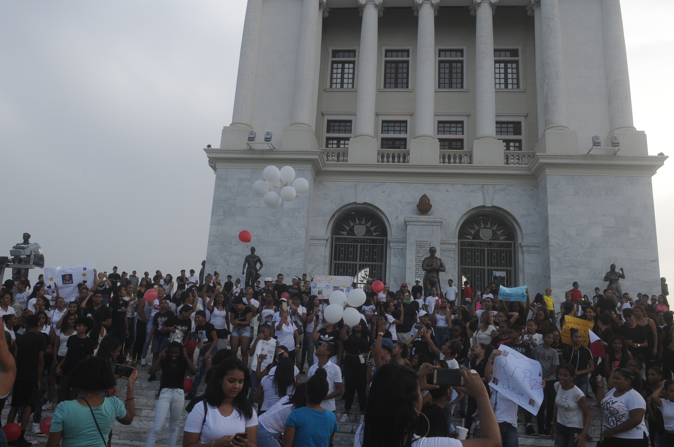 Cientos jóvenes marchan por Junior y la inseguridad. Llegan a monumento de Santiago 