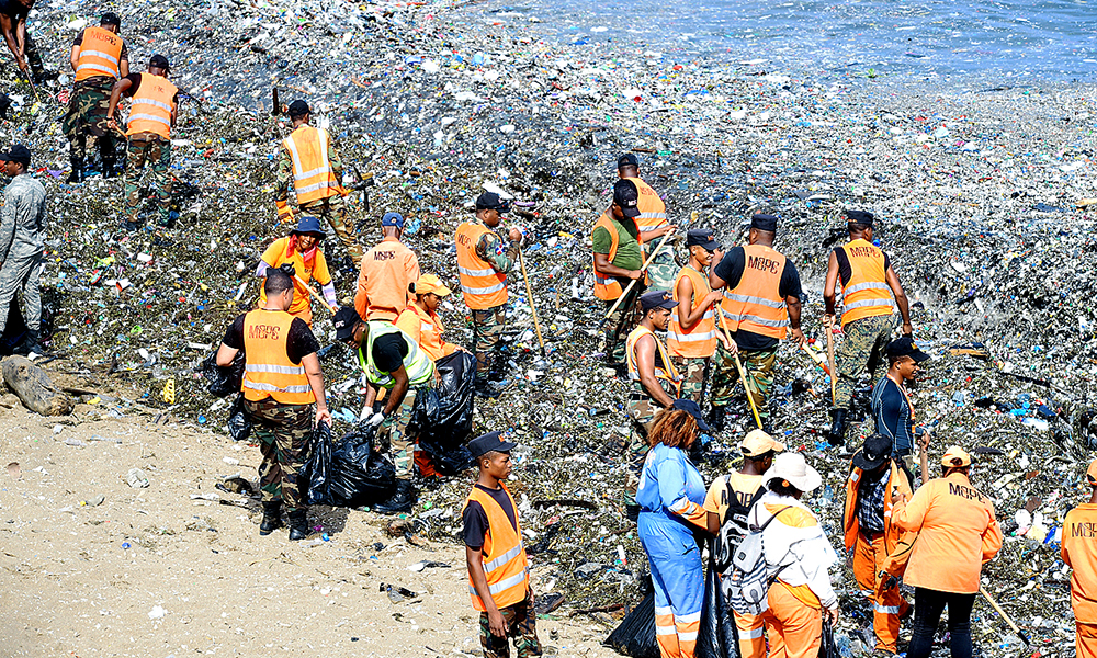 Recolección de basura por una ciudad verde