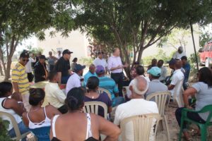 Francisco Domínguez Brito habla con residentes en La Romana.