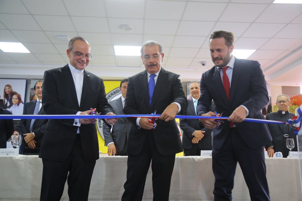 El presidente Danilo Medina corta la cinta y deja inaugurado el moderno edificio de la PUCMM