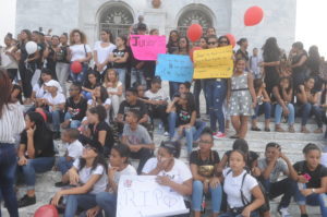 Cientos jóvenes marchan y llegan a monumento de Santiago