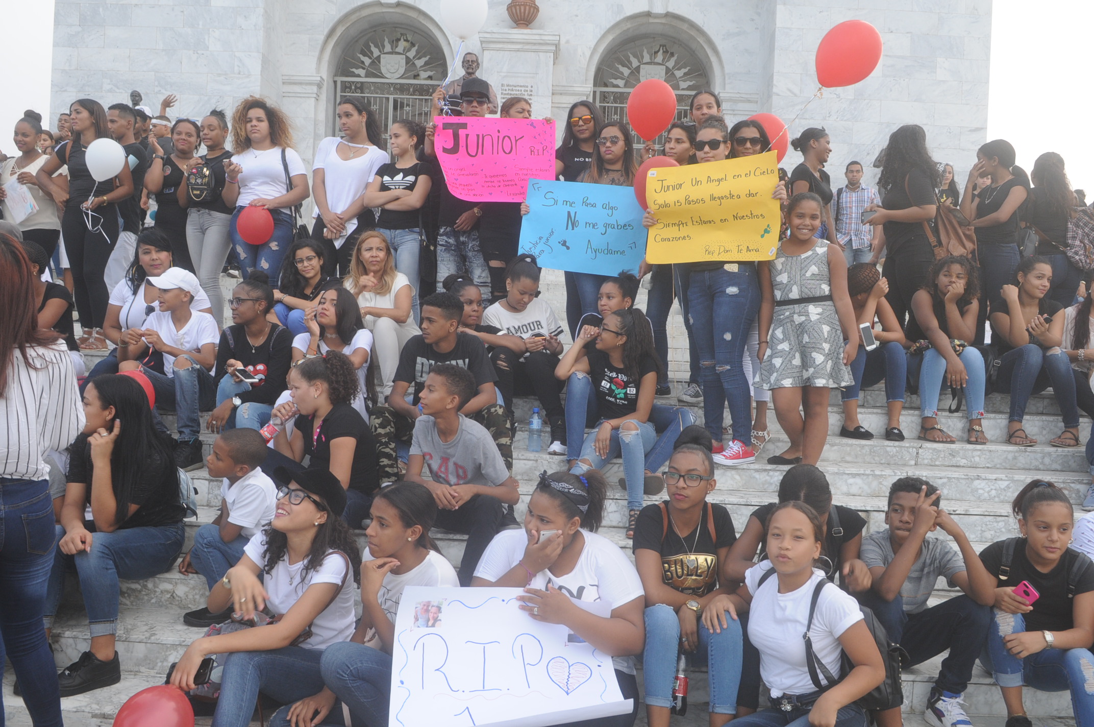 Cientos jóvenes marchan y llegan a monumento de Santiago