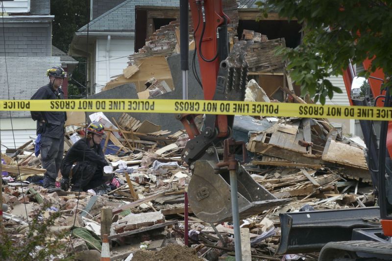 Esta fotografía proporcionada por el periódico Trenton Star muestra a los bomberos entre los escombros de una casa que se desplomó en la calle South Broad en Hamilton, Nueva Jersey. (Michael Mancuso /NJ Advance Media vía AP)