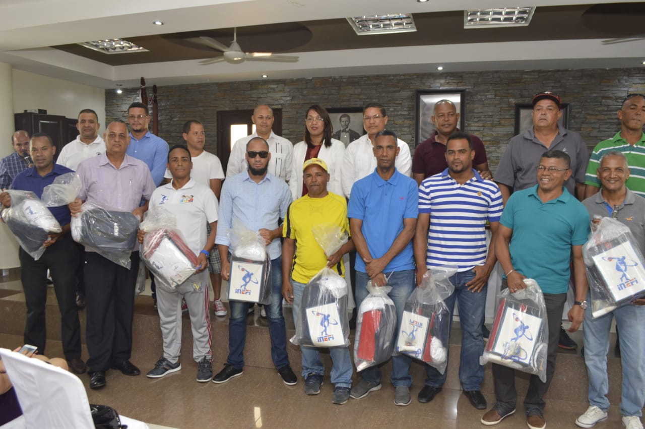 Profesores de San José de Ocoa muestran parte de los kits deportivos donados por el INEFI.
