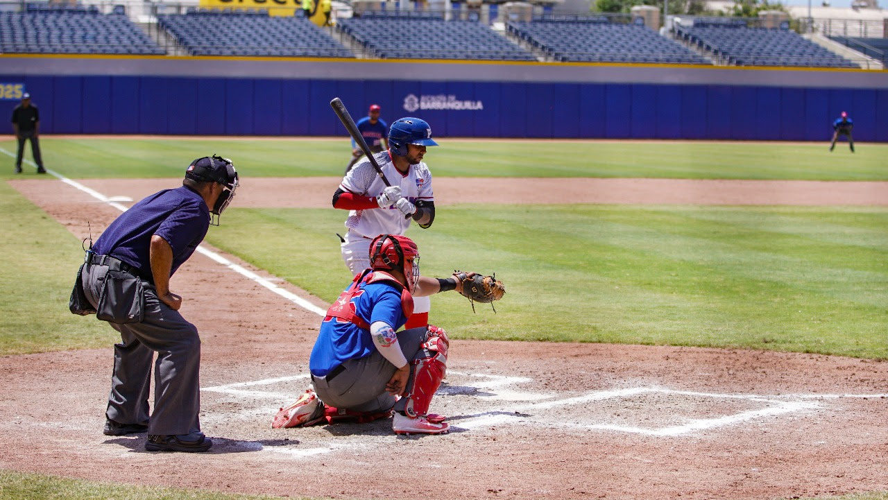 El equipo de República Dominicana (camiseta azul) durante el juego contra Panamá en Centroamericanos