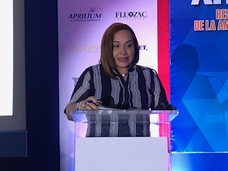 Ampary Reyes, presidente de la filial norte de la Sociedad Dominicana de Psiquiatría, habla durante el simposio.