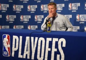 El entregandor de los Golden State Warriors y Steve Kerr