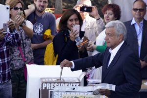 El candidato presidencial Andrés Manuel López Obrador, del partido MORENA, emite su voto