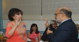 El gobernador del Distrito 40-60 de los Clubes Rotarios, Roberto Almonte, toma el juramento a la doctora Emma Valois Vidal como presidenta del Club Rotario Santo Domingo Bella Vista por el periodo 2018-2019.
