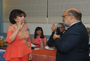 El gobernador del Distrito 40-60 de los Clubes Rotarios, Roberto Almonte, toma el juramento a la doctora Emma Valois Vidal como presidenta del Club Rotario Santo Domingo Bella Vista por el periodo 2018-2019.