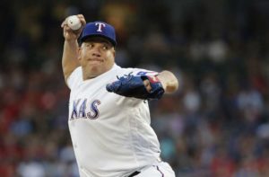 El abridor de los Rangers de Texas Bartolo Colón lanza contra los Medias Blancas de Chicago durante la primera entrada del partido jugado el sábado 30 de junio del 2018 en Arlington, Texas. (AP Foto/Brandon Wade)