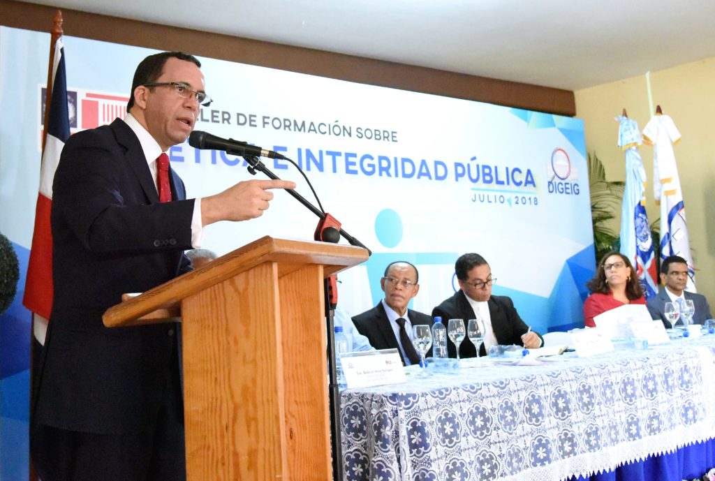 El ministro de Educación, Andrés Navarro, hace llamado a directores.