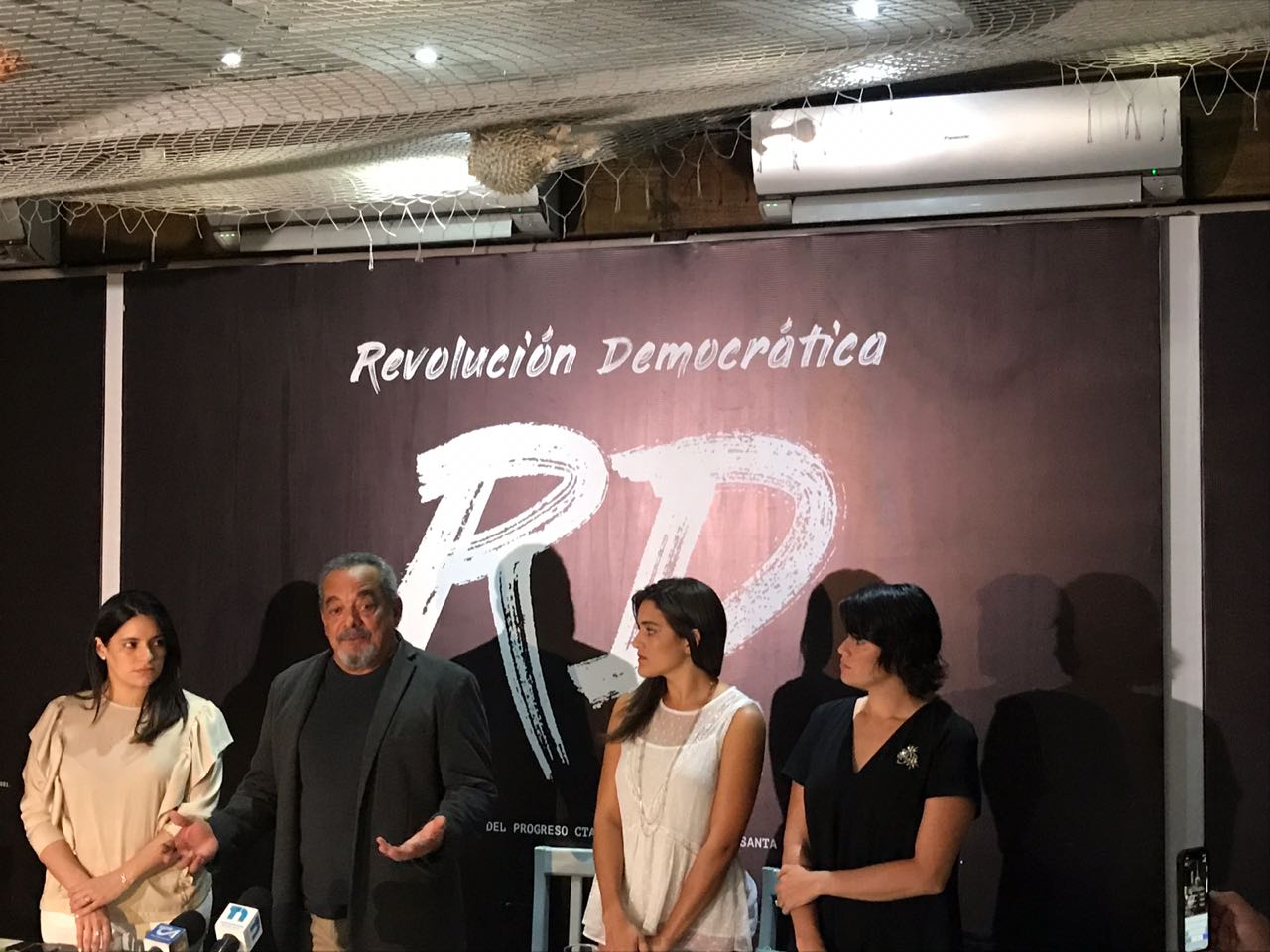 El director de cine Alfonso Rodríguez acompañado de sus hijas presentó sus aspiraciones políticas.
