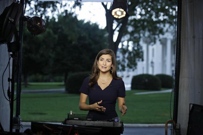 La corresponsal de la CNN en la Casa Blanca Kaitlan Collins habla durante una transmisión en vivo el miércoles, 25 de julio del 2018, en Washington. (AP Foto/Alex Brandon)