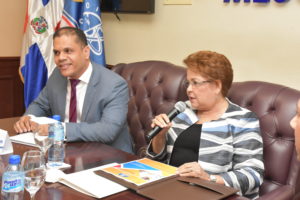 Alejandrina Germán y Edwin Ricardo, viceministro de Emprendimiento, tratan sobre la competencia universitaria.