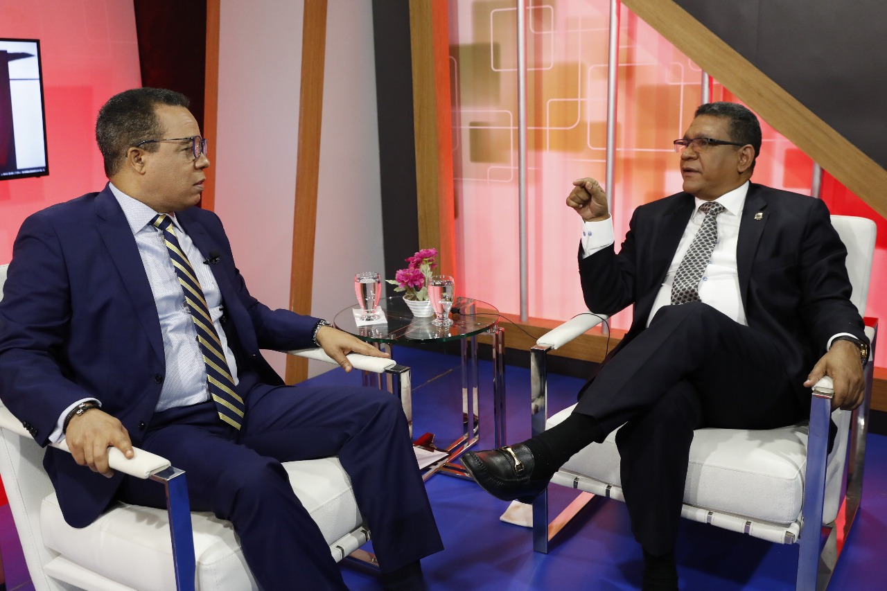 Rubén Maldonado al ser entrevistado por Héctor Herrera Cabral en el programa D´AGENDA 