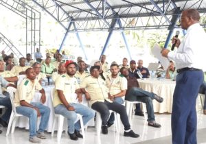 Héctor Mojica, director general de la OMSA, durante encuentro con conductores de la institución.