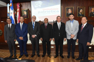 Durante la puesta en circulación de la obra del TC “Simbología patriótica de República Dominicana”