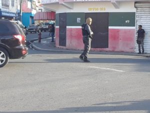 Agentes de la DNCD y otras estancias policiales y militares durante operativo en sectores de La Romana.