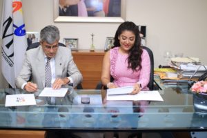 Durante la firma del acuerdo entre Ministerio de Juventud y EOI