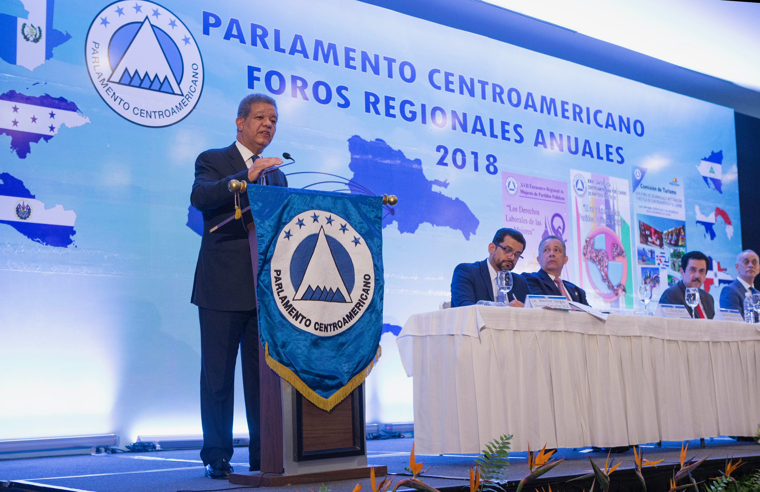 El expresidente de la República, Leonel Fernández, diserta en foro del Parlacen.