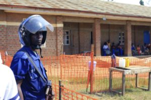 Un policía monta guardia en un centro de respuesta contra el ébola recientemente fundado en Beni, en la República Democrática del Congo, el viernes 10 de agosto de 2018. (AP Foto/Al-hadji Kudra Maliro)