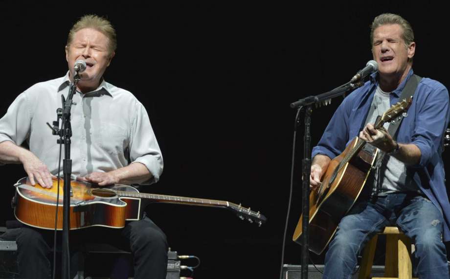 En esta foto del 15 de enero del 2014, Don Henley, a la izquierda, y Glenn Frey, de los Eagles, durante un concierto de la gira "History of the Eagles" en el Forum de Los Angeles. El álbum de grandes éxitos de los Eagles superó a "Thriller" de Michael Jackson como el disco más vendido de todos los tiempos. (Foto por John Shearer/Invision/AP, Archivo)