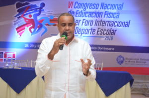 Ángel Danilo Mesa, exdirector del INEFI y actual concejal del Ayuntamiento de Santo Domingo Este, habla en foro sobre deporte escolar.