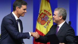 El presidente español Pedro Sánchez, izquerda, estrecha la mano de su homólogo colombiano Ivan Duque durante una conferencia de prensa conjunta en el palacio presidencial en Bogotá, Colombia, el jueves 30 de agosto de 2018. (AP Foto/Fernando Vergara)