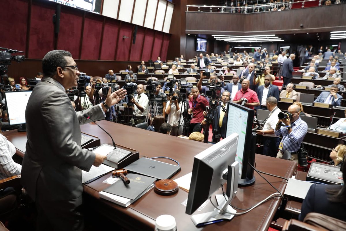 Rubén Maldonado se dirige a los diputados en la sesión.