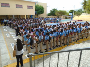 Estudiantes en primer día de clases en un centro educativo de Barahona