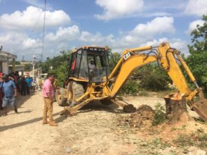 Aquino Figuereo en inicio de construcción de calle en un sector de Manoguayabo.