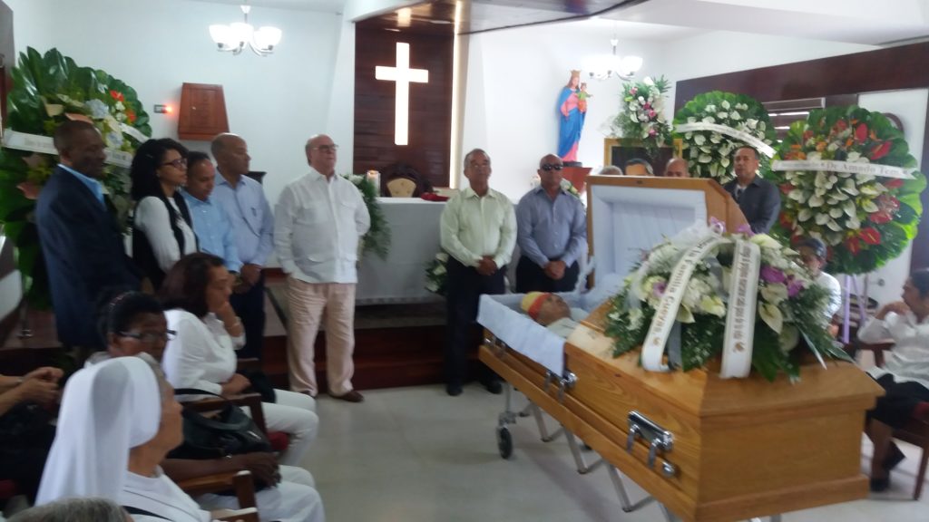 Varias personalidades acuden al velatorio de Los restos de monseñor Fabio Mamerto Rivas, obispo emérito de la diócesis de Barahona.