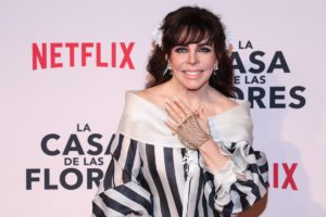 La actriz mexicana Verónica Castro posa en la alfombra roja de la serie de Netflix 