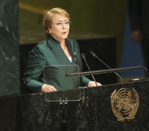 ARCHIVO - Foto de archivo, 21 de septiembre de 2016, de la entonces presidenta chilena Michelle Bachelet hablando ante la Asamblea General de la ONU.